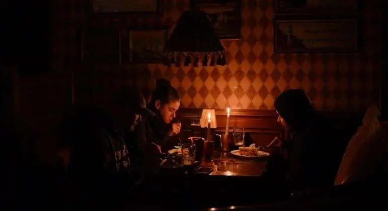Moradores de Kiev vivem com velas e lanternas em meio a cortes de energia elétrica