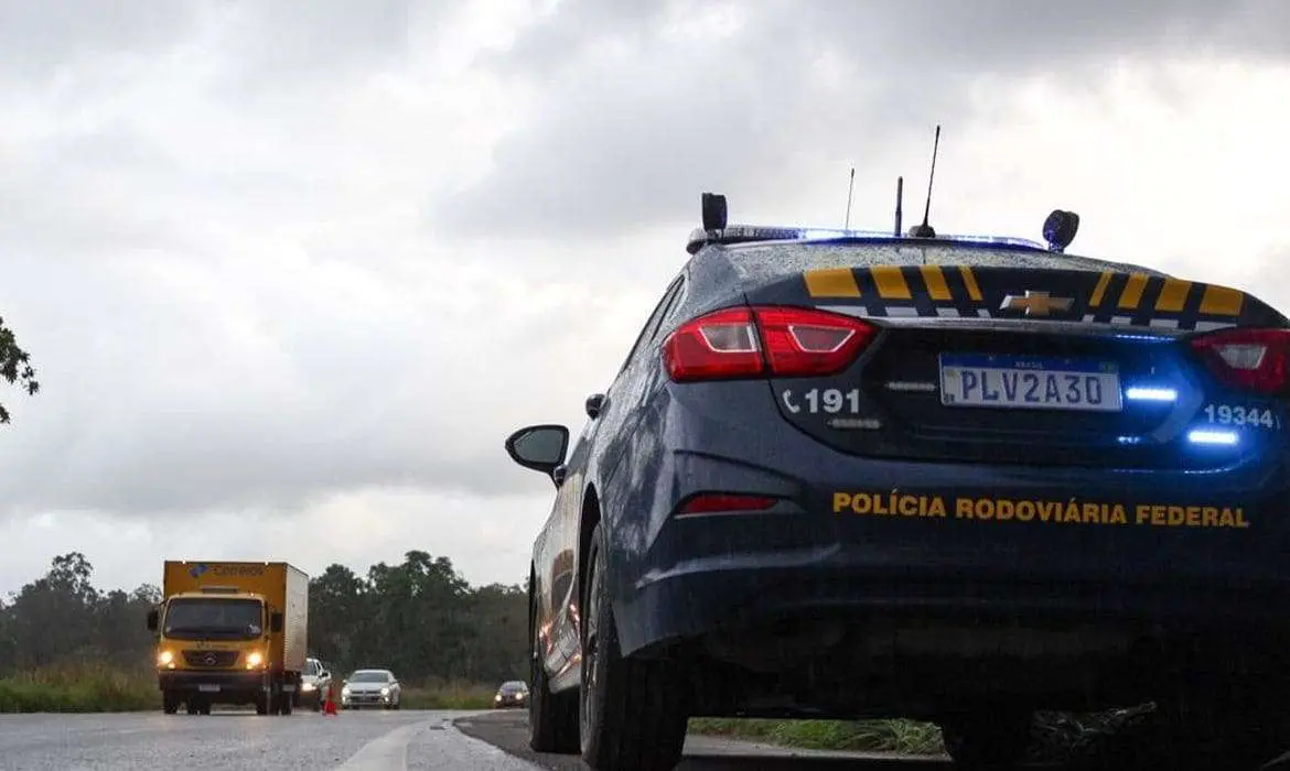 Caminhoneiros interditam rodovias no Rio, apesar de decisão judicial