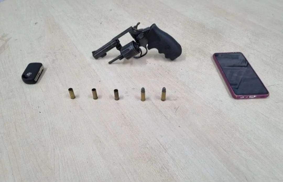 Suspeito de roubar carro é baleado ao troca tiros com a polícia em Manaus