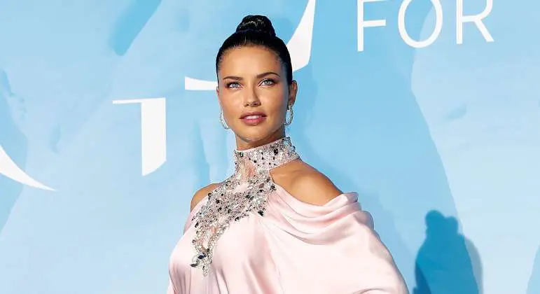 Aos 41 anos e mãe de três, Adriana Lima exibe beleza e elegância atemporais