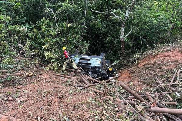 Motorista morre após carreta cair em ribanceira