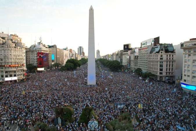 Argentinos vão às ruas de Buenos Aires comemorar vaga na final da Copa