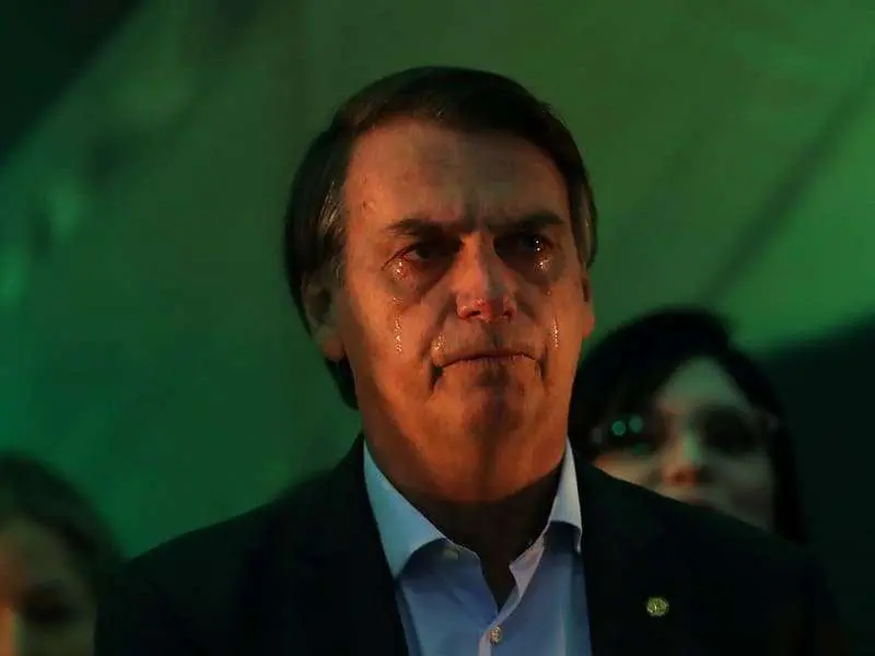 Bolsonaro chora e não discursa durante evento das Forças Armadas