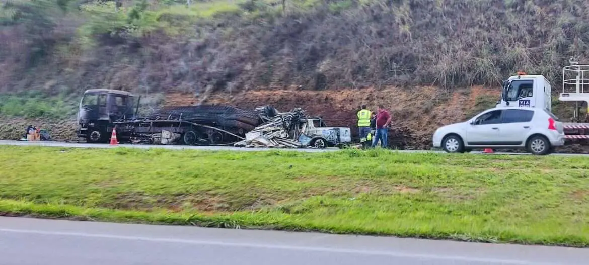 Motorista morre carbonizado em batida com caminhão na BR-040