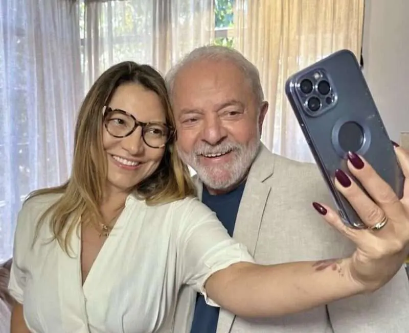 Lula e Janja aparecem em sacada de hotel em Brasília e acenam a apoiadores