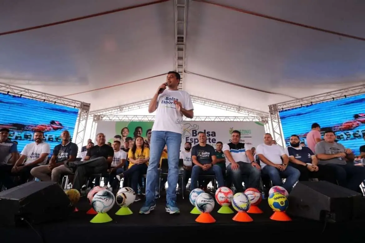 Com patrocínios históricos, gestão de Wilson Lima investiu mais de R$ 29 milhões no esporte em 2022 O Governo do Amazonas lançou projetos socioesportivos para capital e interior, além de recursos viabilizando esporte e lazer a população Com o investimento de R$ 29.915.576,14 no esporte, a gestão do governador Wilson Lima se destaca como a que mais investiu na categoria esportiva no Amazonas. Em 2022, os recursos aconteceram desde a base até o alto rendimento, por meio de editais de fomento, patrocínios, passagens áreas e projetos socioeducativos. Como parte dessas ações, está o Projeto Esporte e Lazer na Capital e Interior (Pelci), que reúne mais de 10 mil atletas em sete polos no interior e 35 núcleos na capital, considerado o maior projeto socioesportivo do Brasil. Coordenado pela Fundação Amazonas de Alto Rendimento (Faar), o Pelci vincula atividades gratuitas por meio do Mais Futevôlei nos Bairros, Campeões da Vila e Escolinhas nos Bairros, incentivando a prática esportiva de crianças e jovens desde a base para o alto rendimento. “Eu tenho um compromisso com o esporte, seja com a categoria de base, seja com o alto rendimento. E a gente também acredita no esporte como alternativa de lazer para afastar jovens e adolescentes das drogas e da criminalidade. Por isso, nós destinamos recursos aos atletas por meio de patrocínio, por meio de programas como o Pelci e, ainda, reformamos sete campos nos bairros”, disse o governador Wilson Lima. Revelando atletas promissores, no Projeto Voo Campeão são mais de R$ 500 mil investidos, totalizando mais de 450 passagens áreas, viabilizando que os esportistas amazonenses participassem de competições nacionais e internacionais em diversas modalidades, um crescimento de 300% em passagens, comparado ao ano de 2021. Em editais de fomento, o Governo do Amazonas investiu mais de R$ 3 milhões, contribuindo para a formação dos atletas. Nos editais Amazonas Olímpico, Jogos no Interior e Mais Esporte no Interior, os investimentos são direcionados a atividades esportivas olímpicas, paralímpicas ou não olímpicas, com o objetivo de incentivar o desporto educacional, de rendimento, de participação e de formação. Além de mais de R$ 8 milhões em patrocínios diversos para realização de atividades esportivas e apoio em competições locais. Fomentando o esporte nas mais diversas modalidades e contribuindo na formação de novos atletas para o Amazonas. Unindo esporte e saúde, por meio da fisioterapia e a educação física, o Programa +RespirAR já atendeu mais de 197 mil pacientes e realizou mais de 30 mil altas para pacientes pós-Covid-19, além de receber a visita da Organização Mundial da Saúde (OMS). Com investimento de mais de R$ 3 milhões, em outubro deste ano, foi anunciada a ampliação do +RespirAR para nove municípios do Amazonas. Em 2023, serão atendidos Parintins, Tefé, Tabatinga, São Gabriel da Cachoeira, Codajás, Fonte Boa, Envira, Humaitá e Presidente Figueiredo. Infraestrutura O ano de 2022 também foi marcado pela entrega de sete campos esportivos na capital amazonense, totalizando mais de R$ 7 milhões em recursos. Os espaços localizados em diversos bairros de Manaus agora contam com nova iluminação, campos para a prática de futevôlei, entre outros serviços, se tornando espaços referência de lazer, incentivo ao esporte e de integração social.