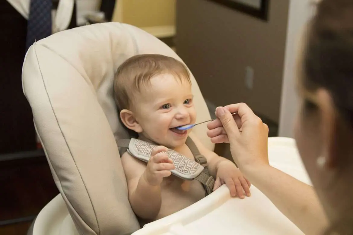 Introdução alimentar de bebês pode ser difícil para maioria