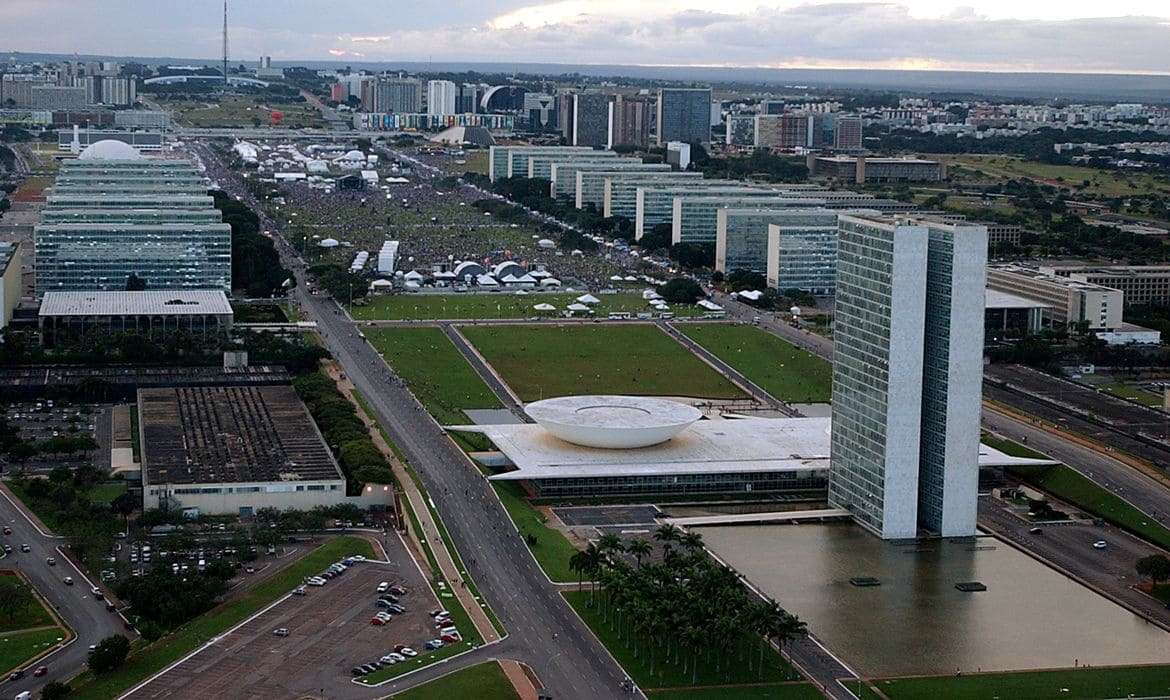 Brasil se prepara para troca histórica de governo sem presença de Bolsonaro