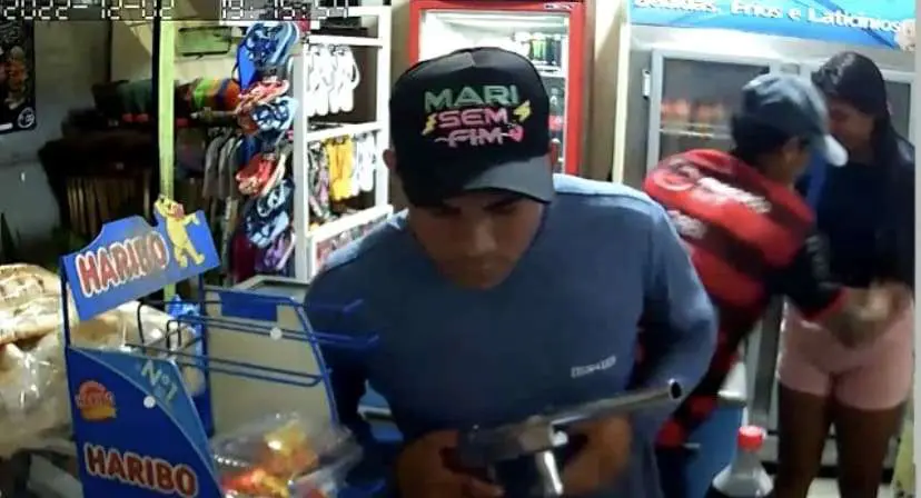 Trio rende funcionária e assalta mercadinho na zona Leste