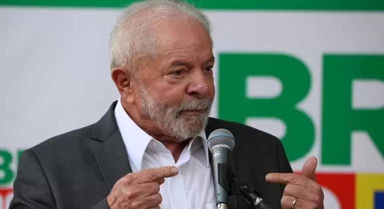 Lula fará exames na garganta neste domingo (4) e depois segue para Brasília