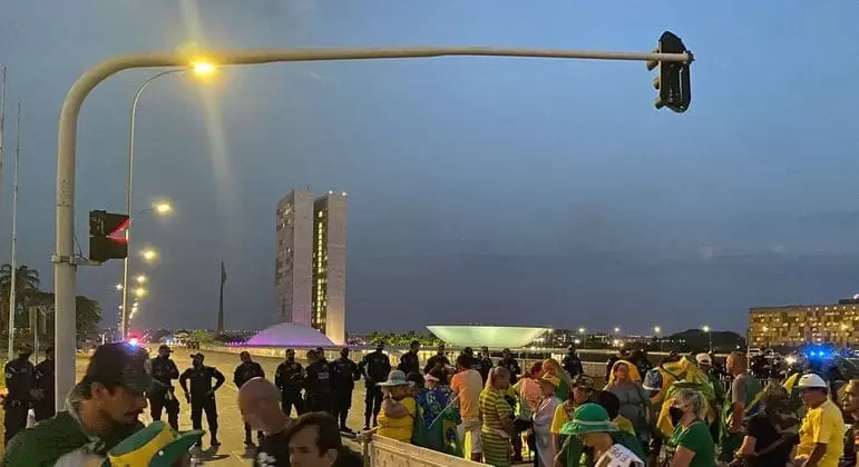 Policiais detém manifestantes que fariam protestos diante do STF