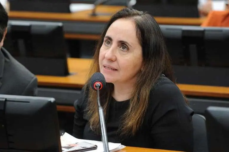 Comissão aprova inclusão de planejamento familiar em políticas para jovens