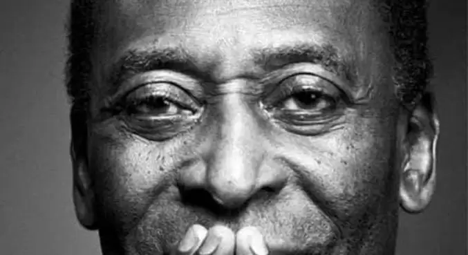 Pelé, Rei do Futebol, morre aos 82 anos em São Paulo