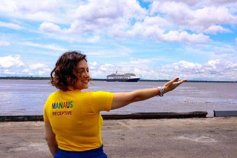 O holandês M/S Volendam atraca no porto de Manaus com mais de 2 mil turistas 
