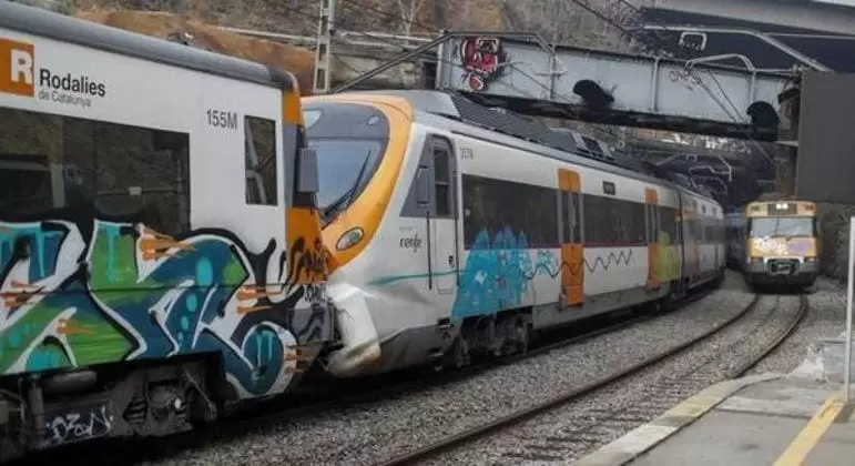 Trens batem em estação perto de Barcelona, na Espanha, e deixam ao menos 155 feridos