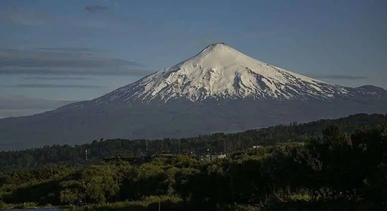 Vulcão Villarrica, o mais perigoso do Chile, deixa autoridades em alerta para possível erupção 