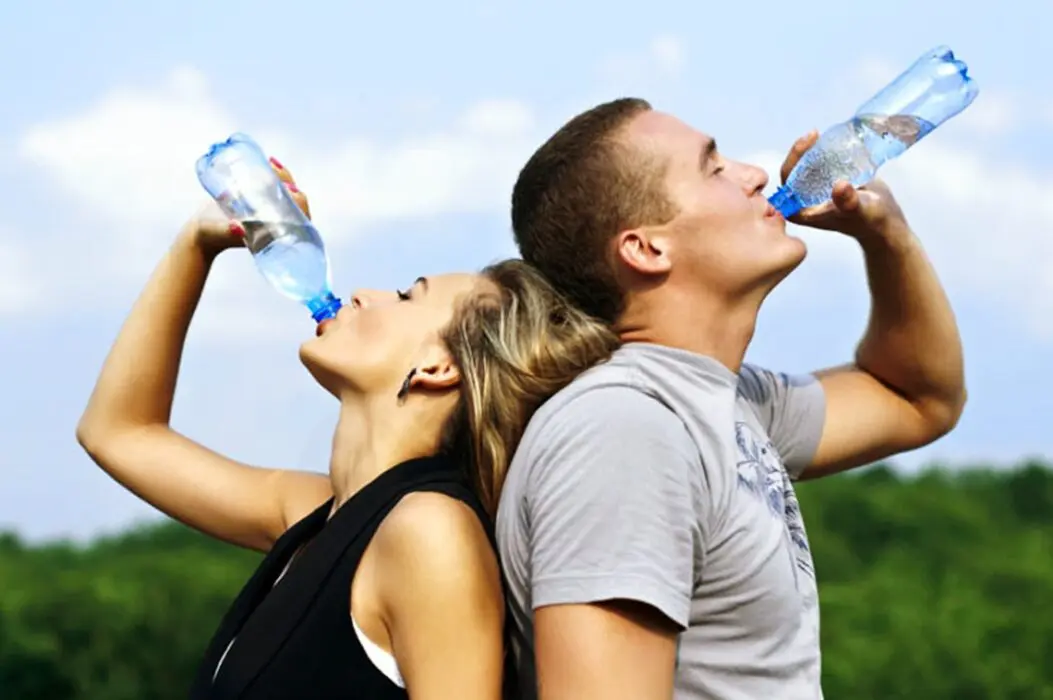 Biomédica dá dicas para aproveitar o verão com segurança