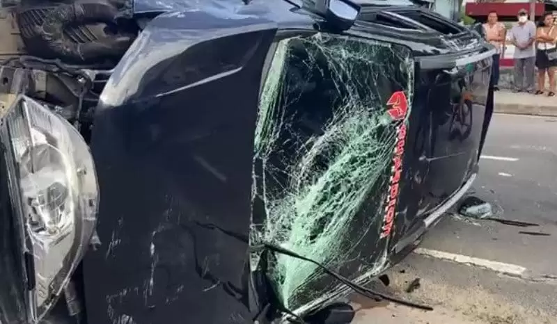Carro capota 'amarelinho', em Manaus; seis pessoas ficaram feridas