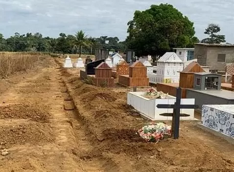 Vigilante encontra sacola com ossada humana ao lado de vela acesa em cemitério
