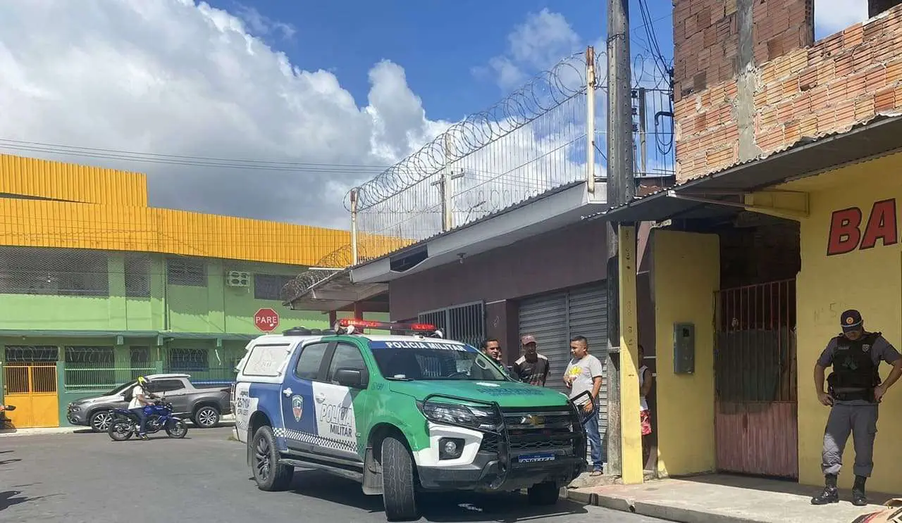 Jovem é morto a tiros em bar na zona Leste