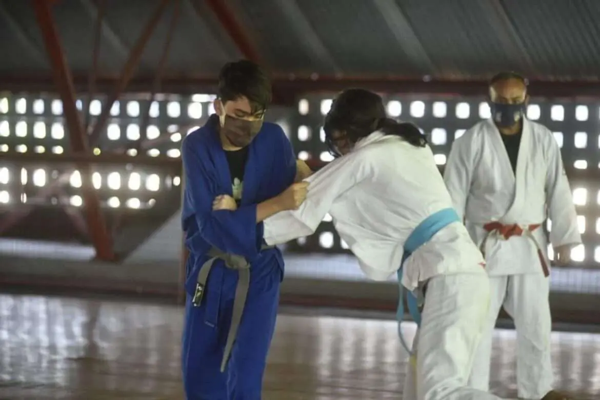 Mais esportes nas escolas! prática física traz benefícios para estudantes
