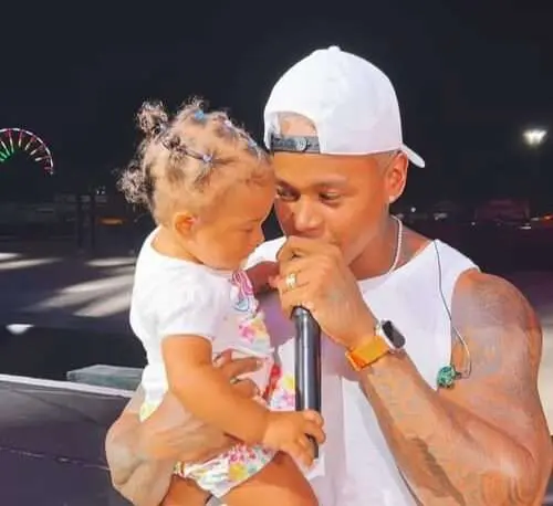 Vídeo: Léo Santana leva Liz para palco do Baile da Santinha: ‘Incrível te ver conhecendo meu mundo’