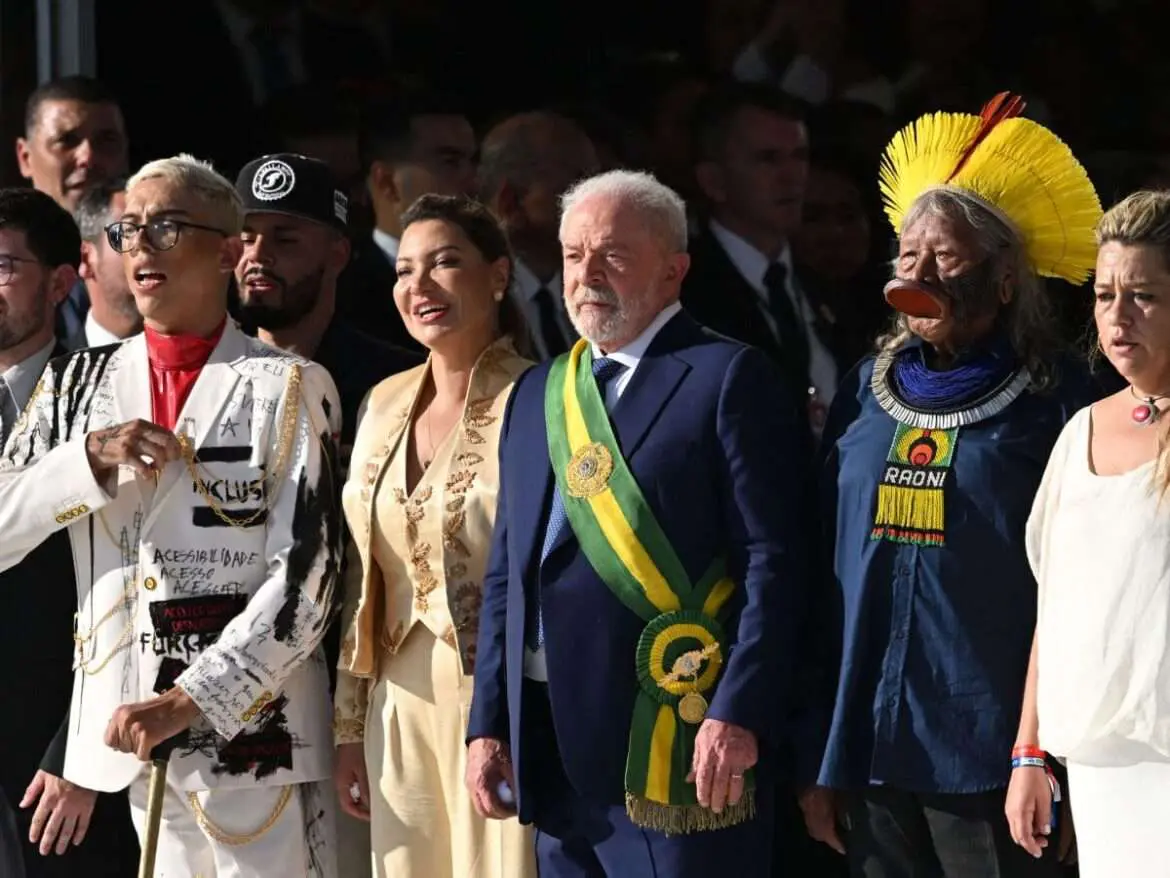 Livro de posse e faixa presidencial que Lula usou são oficiais