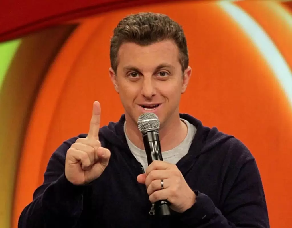 Manifestação de bolsonaristas em Brasília tira Domingão do ar e Luciano Huck detona: 'Extremistas'