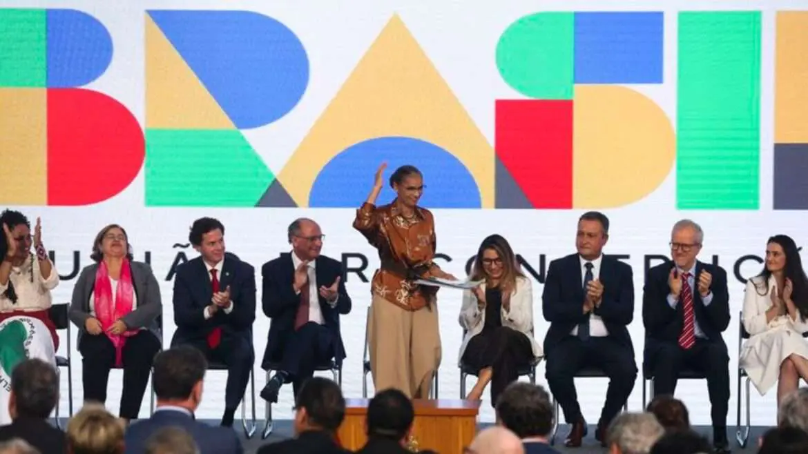 Marina assume MMA e critica gestão de Bolsonaro no combate ao desmatamento