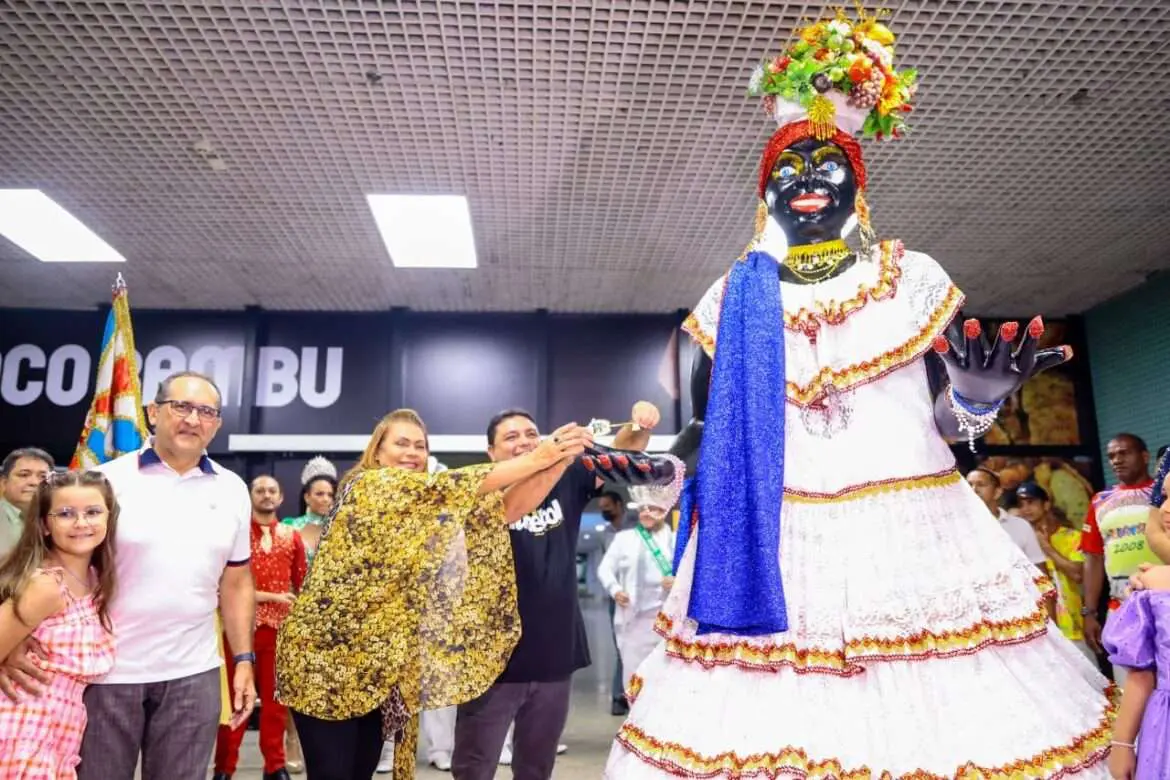 Prefeito em exercício, Caio André recebe boneca Kamélia e abre oficialmente o Carnaval 2023 em Manaus