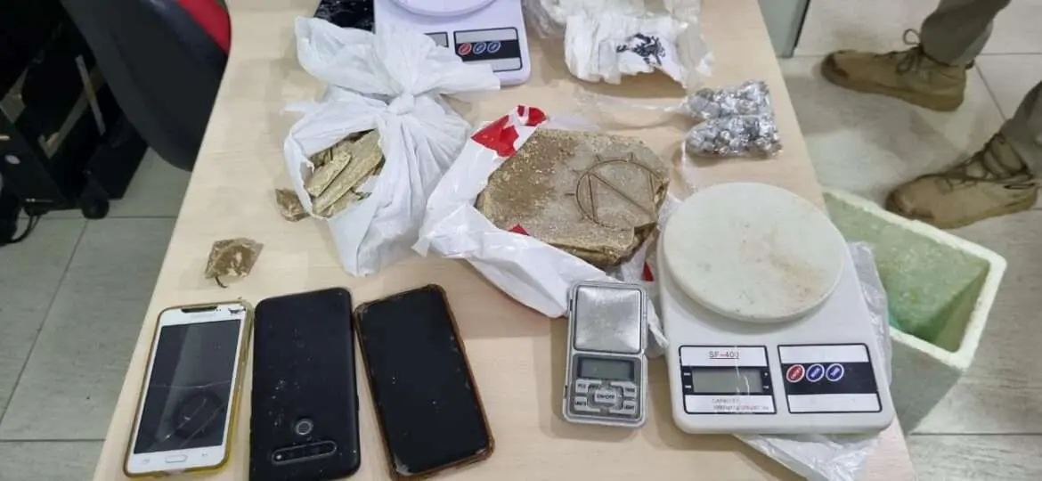 Mulher é presa com 1,5 quilo de drogas no bairro Coroado