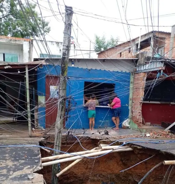 Amazonas Energia atende situação de risco na rua Bertino, no bairro Colônia Oliveira Machado, e isola rede de fornecimento clandestina