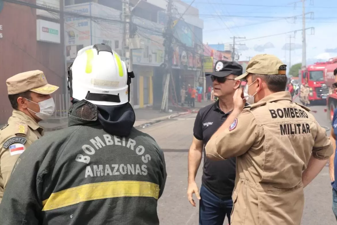 Corpo de Bombeiros controla incêndio em shopping, na zona leste de Manaus