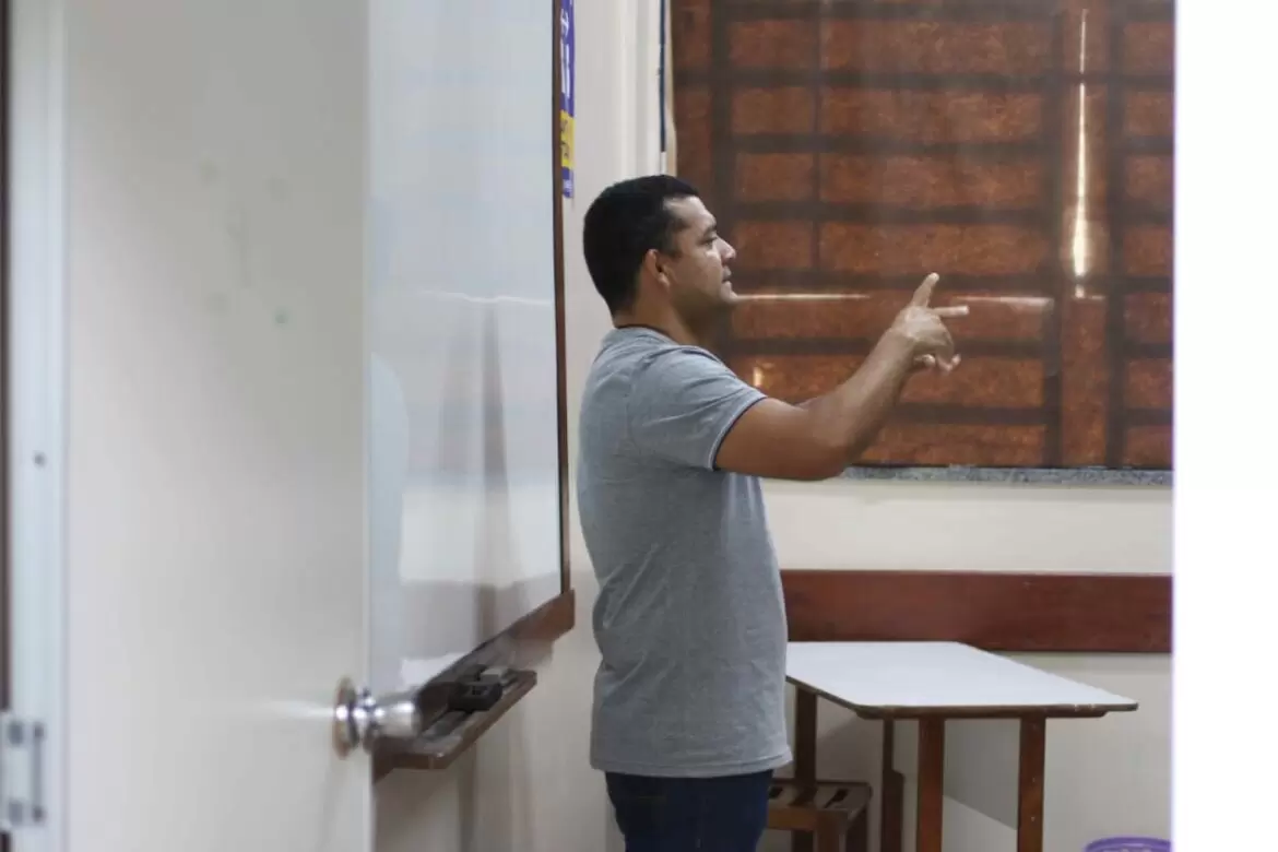 Escola da rede pública tem vagas abertas para alunos com deficiência auditiva