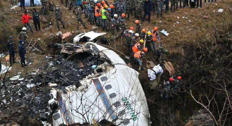 Equipes de resgate localizam caixa-preta com dados e voz dos pilotos de avião que caiu no Nepal