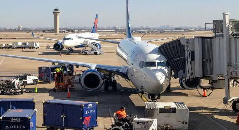 Companhias aéreas dos EUA tentam normalizar partidas após falha no sistema de avisos a pilotos