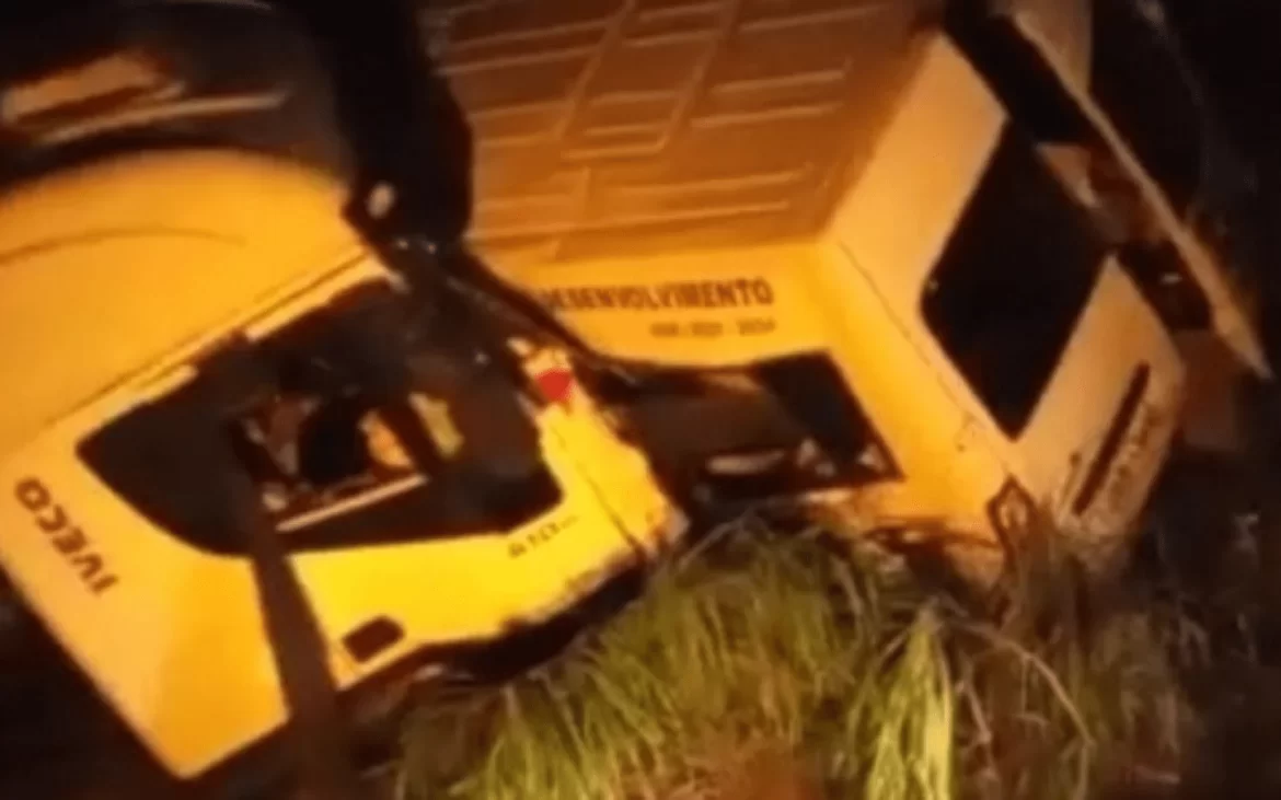 Acidente grave entre Van e Caminhão na TO 280 deixa vários mortes e feridos