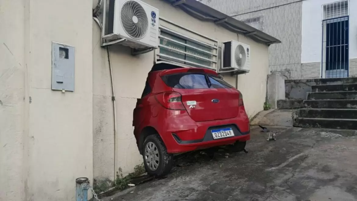 Mulher invade pamonharia após perde controle de carro