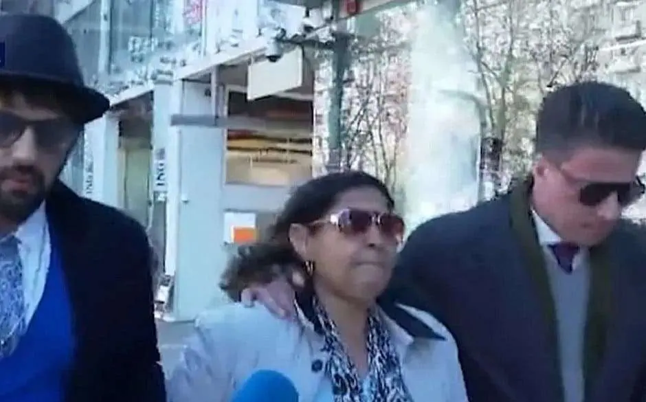 Mãe de Daniel Alves se reúne com advogados e diz confiar na inocência do filho