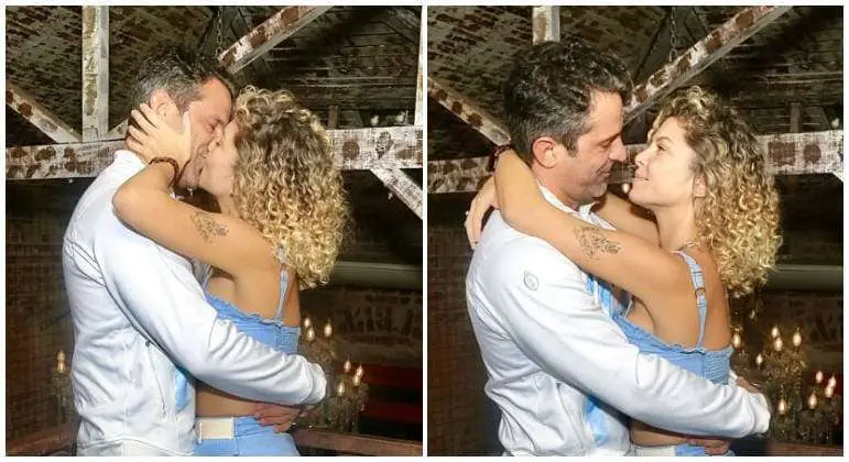 Bárbara Borges e Iran Malfitano trocam beijos em festa de aniversário