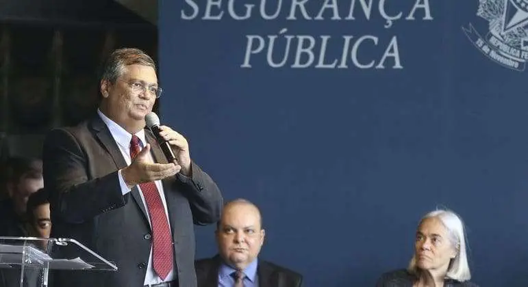 Dino vai apresentar a Lula proposta de criação de guarda nacional e de penas maiores a extremistas
