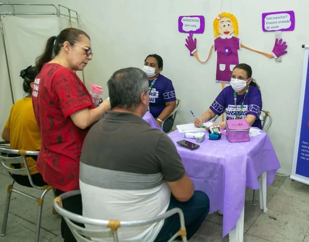 Prefeitura leva ações de controle da hanseníase a terminal e shopping de Manaus