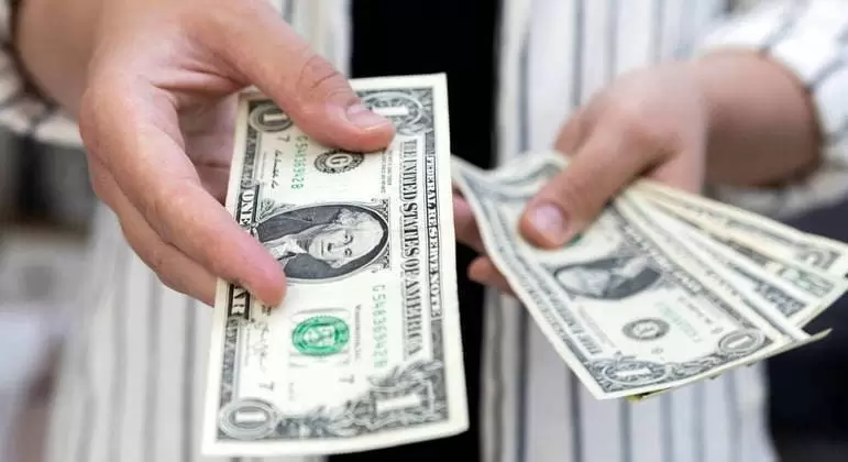Dólar fecha perto dos R$ 6 e bate novo recorde após anúncio de pacote