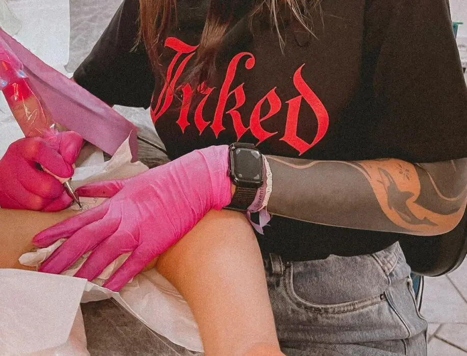 Cresce atuação feminina no mercado de tatuagem