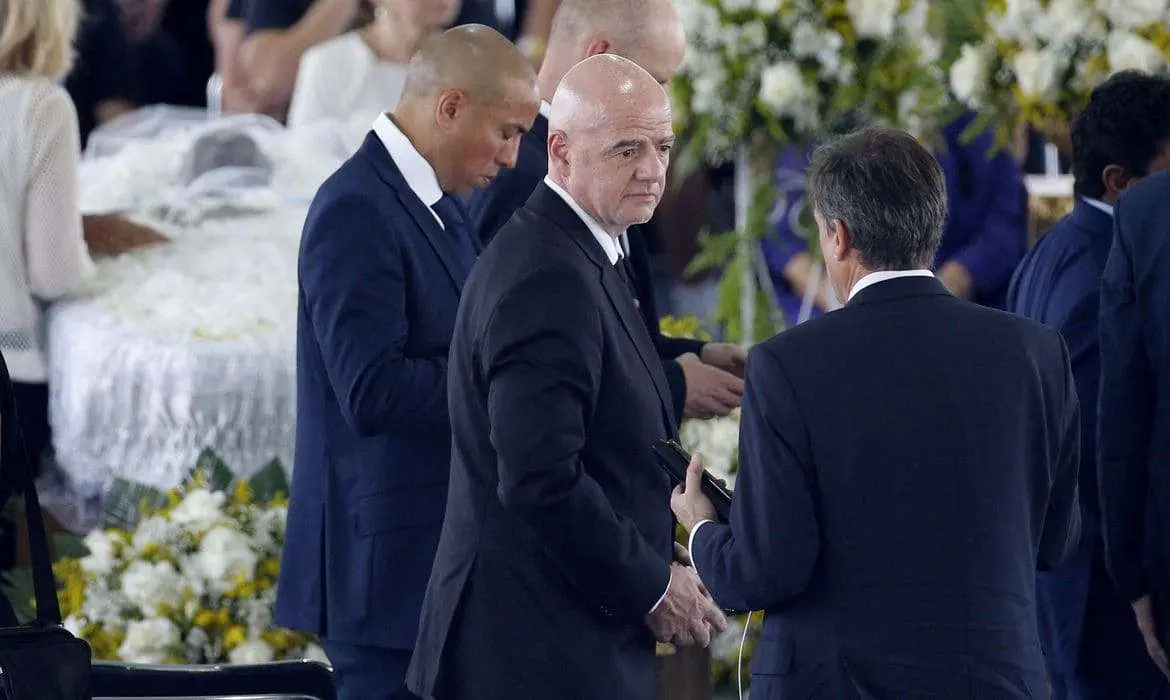 Presidente da Fifa cita dom de Pelé de "tocar corações e emoções"