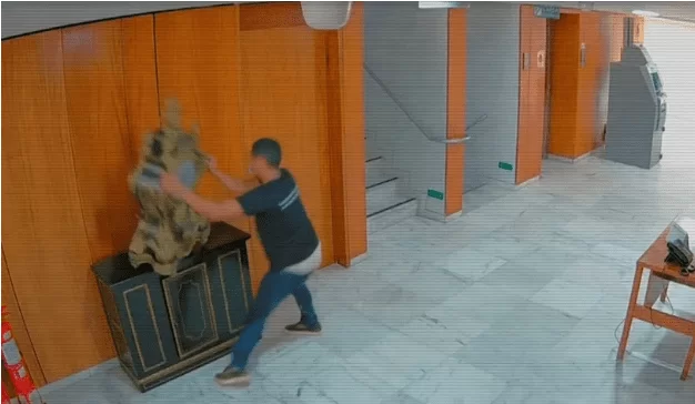 PF prende homem filmado ao destruir relógio no Palácio do Planalto