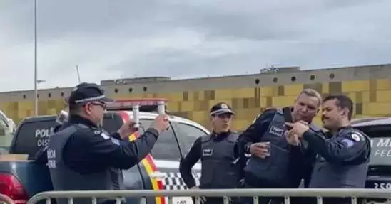 Vídeo: policiais fazem vídeos, selfies e compram água de coco enquanto radicais depredam Congresso