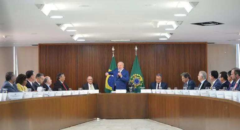Primeira reunião ministerial de Lula é um tapa na cara do país