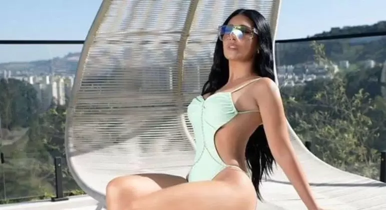 Simaria exibe curvas ao posar com maiô no formato de violão, e fãs vão à loucura: 'Perfeita'