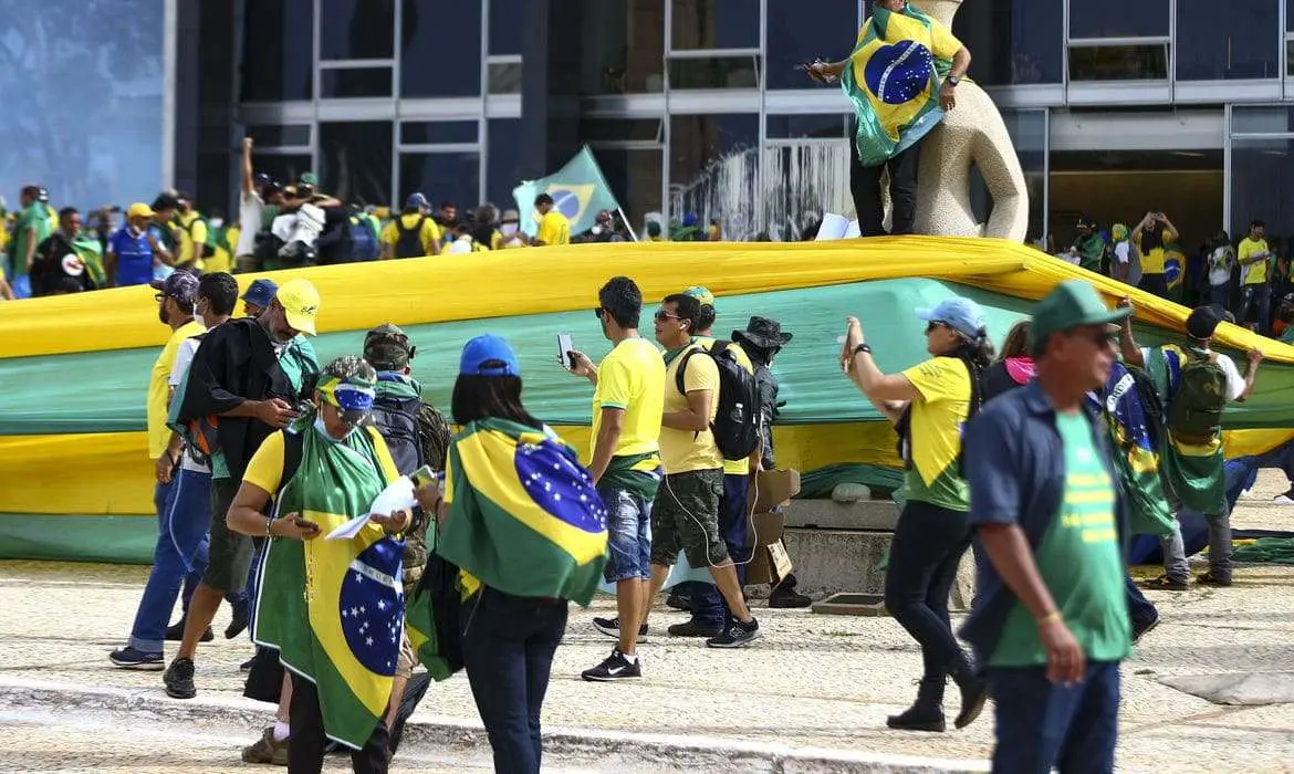 MPF e advogados acionam Supremo contra deputados em atos golpistas